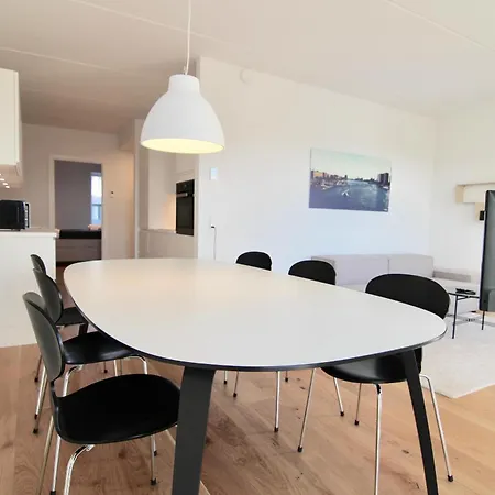 Fantastic 3-bed Wbalcony In North Harbour Apartment
