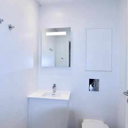 Fantastic 3-bed Wbalcony In North Harbour Apartment
